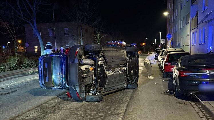 Bamberg: Auto liegt auf der Seite - Insassen konnten sich zunächst nicht befreien