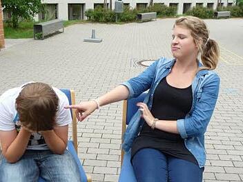 Zwei Schüler von der Adalbert-Stifter-Schule stellen eine typische Mobbing-Szene nach. Lengenfelde