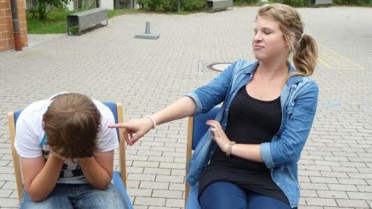 Zwei Schüler von der Adalbert-Stifter-Schule stellen eine typische Mobbing-Szene nach. Lengenfelde