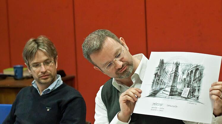 Ausstatter Michael Heinrich (rechts) stellt eine Skizze für den Portalschleier zu "Dorian Gray" vor (links: Roland Fister). Fotos: Jochen Berger