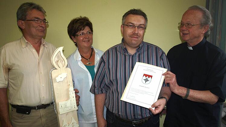 Dank an Alexander Walter (2. v. r.) sagten Pfarrer Balthasar Amberg (r.), Kirchenpfleger Klaus Kiesel (l.) und Gabi Kanz.