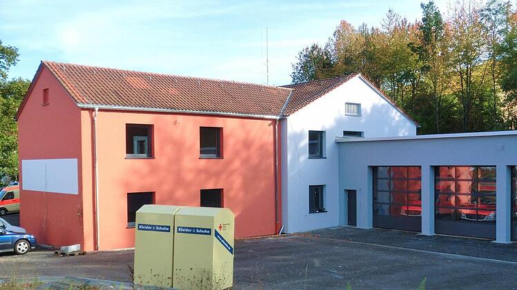 Vor wenigen Tagen wurde der Außenputz am neuen Rotkreuz-Gebäude im "Gewerbepark Alte Kaserne" angebracht. Dabei wurde auf eine ansprechende Farbgebung wert gelegt. Foto: Michael Will