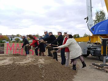 Am Spatenstich beteiligten sich neben den Bauleuten und Lebenshilfe-Mitarbeitern deren stellvertretender Vorsitzender, Landrat Eberhard Irlinger(Vierter von rechts) , Bürgermeister German Hacker(5. v. re), und Christa Matschl(6.v.re).  Foto: Pauline Lindner