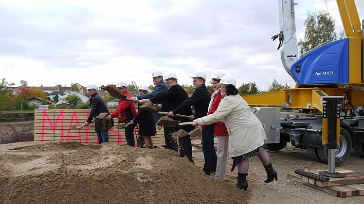 Am Spatenstich beteiligten sich neben den Bauleuten und Lebenshilfe-Mitarbeitern deren stellvertretender Vorsitzender, Landrat Eberhard Irlinger(Vierter von rechts) , Bürgermeister German Hacker(5. v. re), und Christa Matschl(6.v.re).  Foto: Pauline Lindner