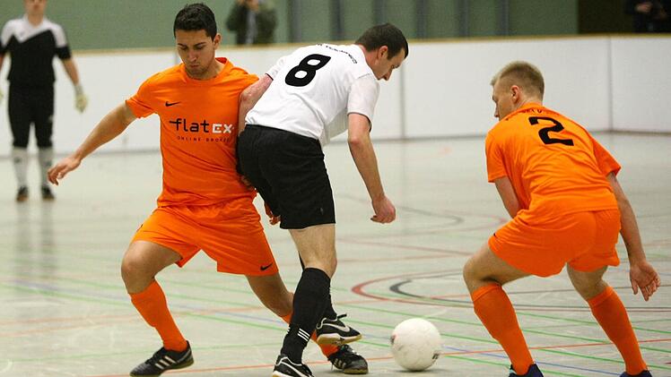 Volkan Yalcinkaya (links) und Patrick Werther vom ATS kümmern sich um den Katschenreuther Benjamin Fichtner.