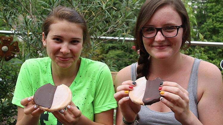 Kleiner Gag zum Kaffee: Die Weiths haben "Amerikaner" besorgt. "Kenne ich nicht", sagt Hannah, probiert aber trotzdem.