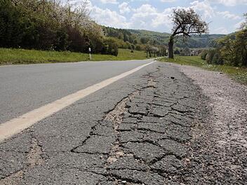 Eine von vielen Straßen des Landkreises, die auf die Sanierung wartet: die FO 16 zwischen Hagenbach und Poppendorf. Foto: Josef Hofbauer