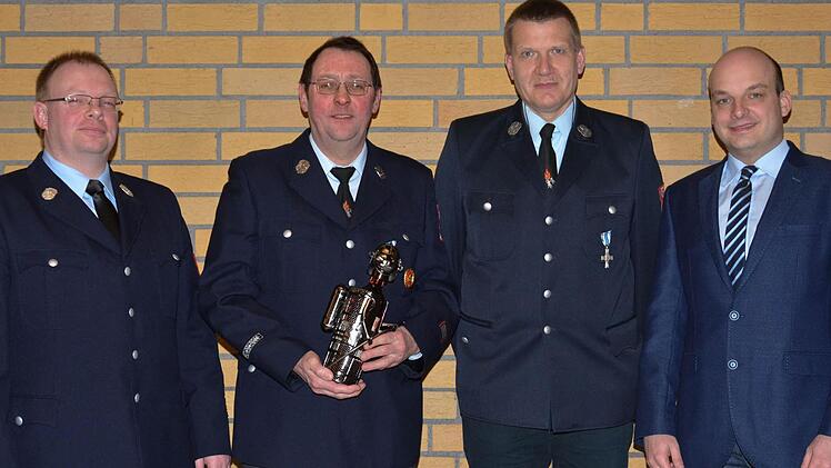 Ehrungen standen bei der Feuerwehr Seubrigshausen an. Unser Bild zeigt (von links) Wolfgang Klöffel, Joachim Schneider, Markus Reichert und Michael Kastl.  Foto: Björn Hein