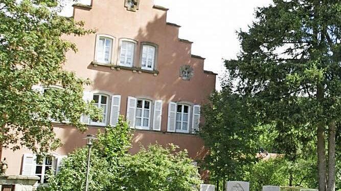 Das Pfarrhaus in Oberschleichach: Hier werden bald Flüchtlinge wohnen.  Foto: Archiv/sw