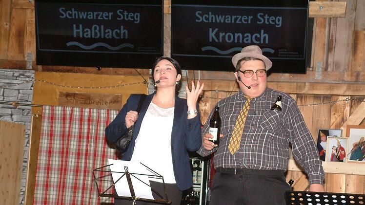 Die ehemalige Bierkönigin Tina-Christin Rüger als Zweite Bürgermeisterin und Nicolas Roth als ostdeutscher Redekünstler brachten das Publikum immer wieder zum Lachen. Foto: Hans Franz