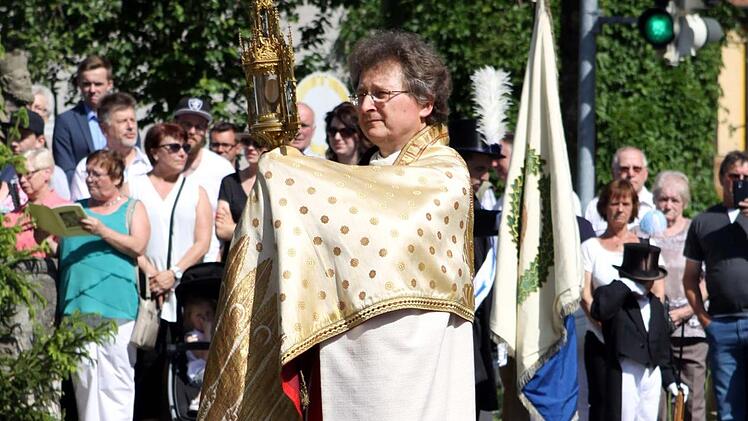 Pater Jan Poja erteilt den Segen in alle vier Himmelsrichtungen.  Foto: Michael Wunder