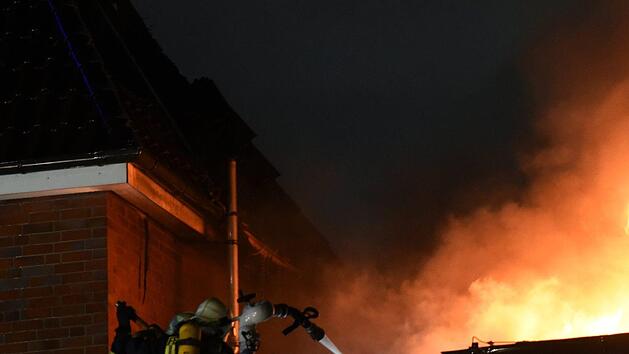 Mehrere Explosionen setzen am Samstagnachmittag eine KFZ-Werkstatt in Flammen. Es entstehen Sachsch&auml;den von mehreren Hunderttausend Euro. Symbolfoto: Maurizio Gambari/dpa