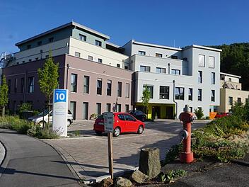 Nicht alles schön hinter den neuen Mauern? Das neue Pflegezentrum Nurona in Bischofsheim gerät durch ein Schreiben an diese Redaktion in die Kritik. Die Geschäftsführung nimmt zu den Vorwürfen Stellung und stellt ihre Sicht der Dinge klar. Foto: Marion Eckert