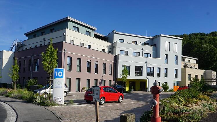 Nicht alles schön hinter den neuen Mauern? Das neue Pflegezentrum Nurona in Bischofsheim gerät durch ein Schreiben an diese Redaktion in die Kritik. Die Geschäftsführung nimmt zu den Vorwürfen Stellung und stellt ihre Sicht der Dinge klar. Foto: Marion Eckert