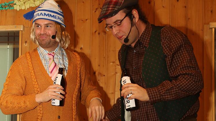 Die beiden Opas Stefan Herr (mit Zipfelmütze) und Bernd Wittmann sprachen auf der Bühne über ihr Liebesleben und über die Erlebnisse in einer Kur. Foto: Michael Stelzner