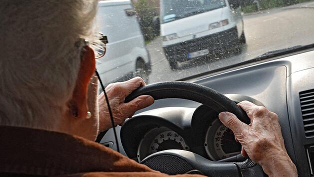 Landkreis Bad Kissingen: Senioren (86) übersieht Auto beim Abbiegen - Unfall