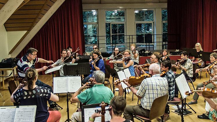 Probenendspurt: Hans Stähli bereitet das Orchester der Gesellschaft der Musikfreunde Neustadt vor auf das Open-Air-Konzert am Sonntag im Freibad. Jochen Berger