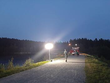 Nach einer gro&szlig;angelegten Suchaktion nach einem Schwimmer im Fichtelsee meldete sich nun eine Frau bei der Polizei. Foto: NEWS5 / Bauernfeind
