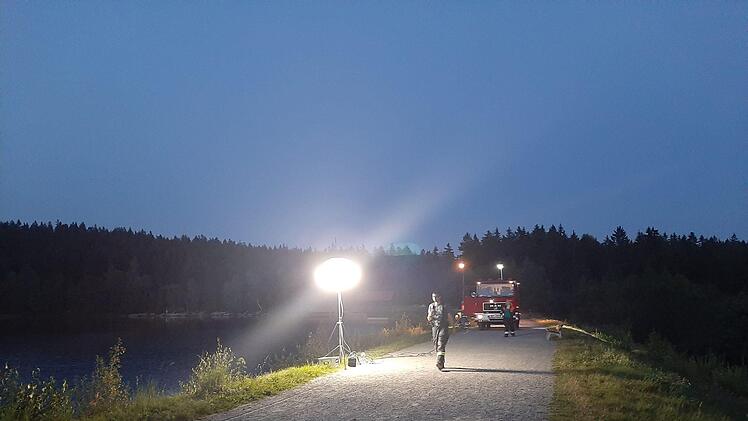 Nach einer gro&szlig;angelegten Suchaktion nach einem Schwimmer im Fichtelsee meldete sich nun eine Frau bei der Polizei. Foto: NEWS5 / Bauernfeind