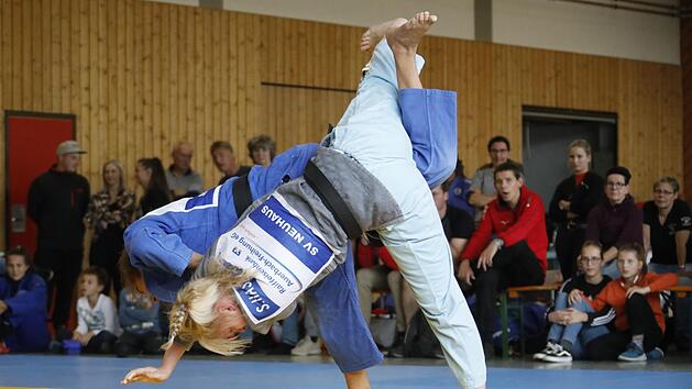 Die Eltmannerin Janine Grafen (hinten, im blauen Judoanzug) siegt hier spektakul&auml;r gegen Neuhaus zum 3:1-Zwischenstand. Foto: privat