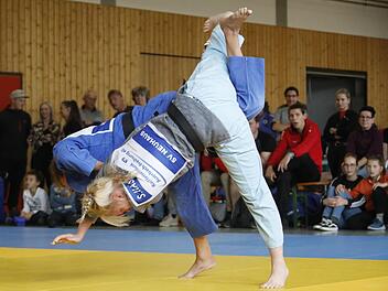 Die Eltmannerin Janine Grafen (hinten, im blauen Judoanzug) siegt hier spektakul&auml;r gegen Neuhaus zum 3:1-Zwischenstand. Foto: privat