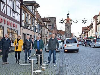 Die westliche Hauptstraße ist verkehrsberuhigt und soll es auch bleiben, eine Fußgängerzone lehnt die CSU ab. Schon jetzt sei genügend Platz für Fußgänger, auch eine Außenbestuhlung wäre machbar, meinen (v.l.) Walter Drebinger, Sabine Hanisch (Bürgermeisterkandidatin), Thomas Kotzer, Bernhard Schwab und Stefan Müller.  Foto: Bernhard Panzer