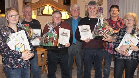Stefan Dietsch (2. v. r.) und Otto Tröppner (Mitte) zeichneten Sieglinde Dietsch, Hermann Rippel, Willi Schierer, Klaus Dietsch und Heidi Dietsch für ihre Verdienste aus. Foto: Paul Frömel
