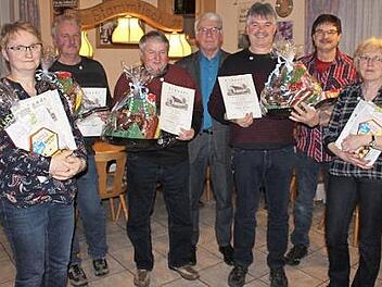 Stefan Dietsch (2. v. r.) und Otto Tr&ouml;ppner (Mitte) zeichneten Sieglinde Dietsch, Hermann Rippel, Willi Schierer, Klaus Dietsch und Heidi Dietsch f&uuml;r ihre Verdienste aus. Foto: Paul Fr&ouml;mel