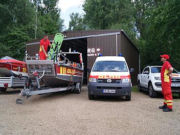 Mario Gro&szlig;kopf (l.) &uuml;berpr&uuml;ft die Ausr&uuml;stung. Foto: Lucie Homann