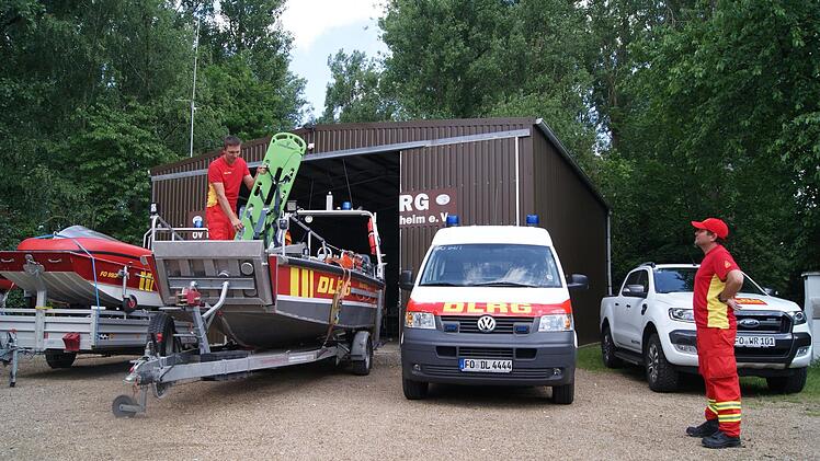 Mario Gro&szlig;kopf (l.) &uuml;berpr&uuml;ft die Ausr&uuml;stung. Foto: Lucie Homann