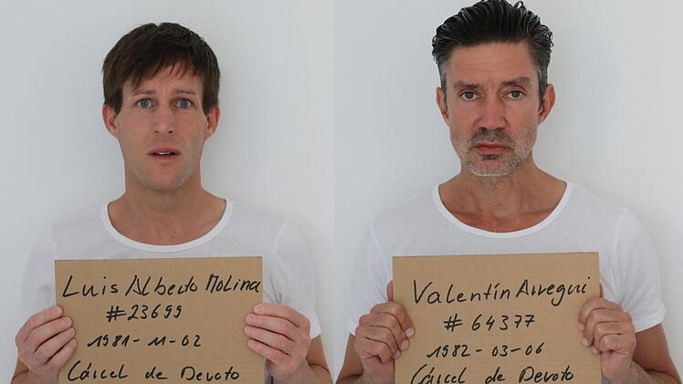Bernd Berleb (rechts) schlüpft in die Rolle des Revolutionärs Valentin Arregui, während Andreas Gräbe den Homosexuellen Luis Alberto Molina verkörpert.  Fotos: Stephan Stöckel