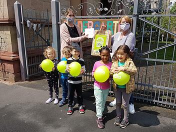 Das Mehrgenerationenhaus Bad Kissingen hat sich am Aktionstag beteiligt und dem Kliegl-Kindergarten Seelenwärmer überreicht. V Jessica Ziegler, stellvertretende Kindergartenleitung (links), Ute Reinisch, Koordinatorin Mehrgenerationenhaus sowie (vorne von links) Hermine Passe, Martin Braulik, Raffaele Barone, Zoey Ugbeshia und Dunja Pavlovic.