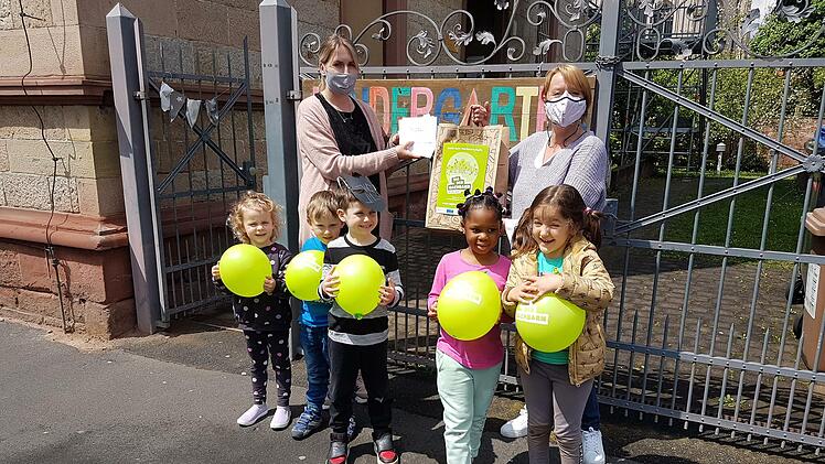 Das Mehrgenerationenhaus Bad Kissingen hat sich am Aktionstag beteiligt und dem Kliegl-Kindergarten Seelenwärmer überreicht. V Jessica Ziegler, stellvertretende Kindergartenleitung (links), Ute Reinisch, Koordinatorin Mehrgenerationenhaus sowie (vorne von links) Hermine Passe, Martin Braulik, Raffaele Barone, Zoey Ugbeshia und Dunja Pavlovic.