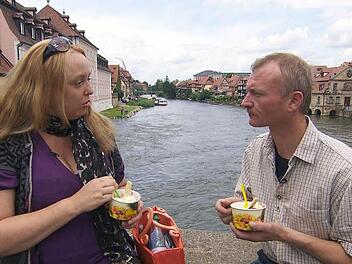 Beim gemeinsamen Eisessen in Bamberg sprechen der heitere Hühnerwirt Jürgen und Angestellte Anja über ihre Gefühle füreinander und beschliessen gute Freunde zu bleiben. Foto: RTL