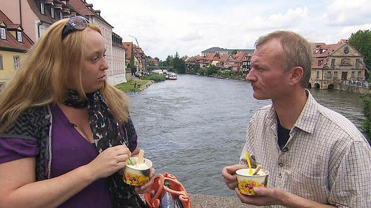Beim gemeinsamen Eisessen in Bamberg sprechen der heitere Hühnerwirt Jürgen und Angestellte Anja über ihre Gefühle füreinander und beschliessen gute Freunde zu bleiben. Foto: RTL