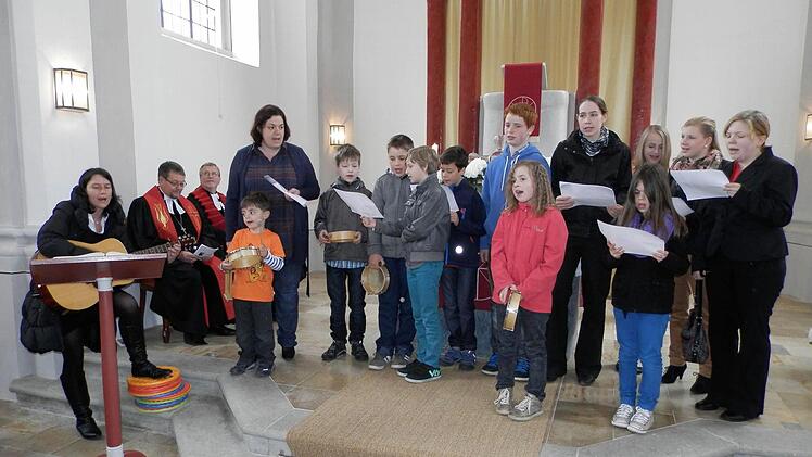 Die Possenheimer Kinder und Jugendlichen spielten die Musik bei der Wiedereinweihung des Gotteshauses.  Fotos: rf