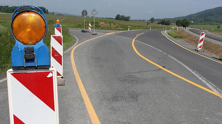 Alte Bundesstraße mit Bypass und neue Bundesstraße (rechts)