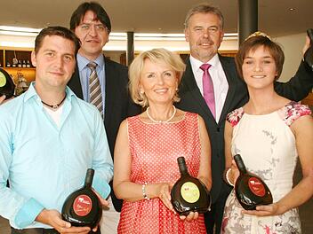 Vorsitzender Günther Höhn, Geschäftsführer Wendelin Grass, Landrätin Tamara Bischof, stellvertretender Landrat Paul Streng und die Nordheimer Weinprinzessin Christine Ungemach. Foto: Alfred Molitor