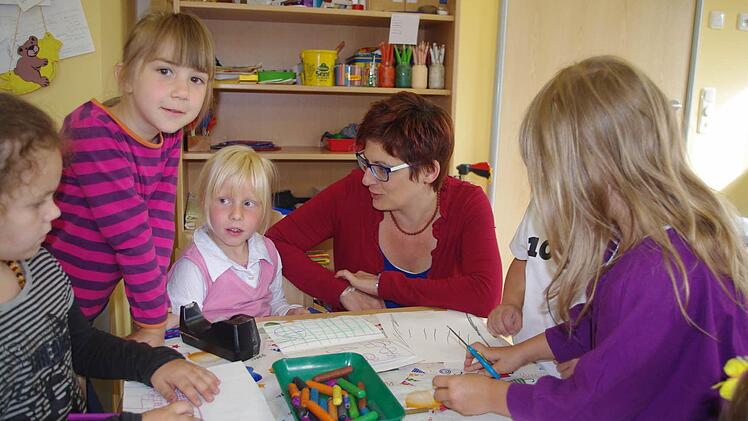 Madlen, Katharina und Victoria (von links) malen gern. Mit im Bild ist Kita-Leiterin Elke Reif-Beck. Fotos: Heike Schülein