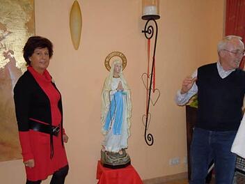 Heimleiterin Dagmar Schirling (links), die restaurierte Marienfigur und Werner Vieres Foto: Anneliese Albert