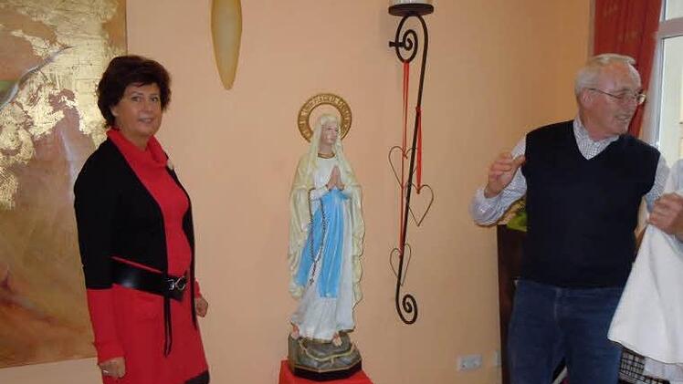 Heimleiterin Dagmar Schirling (links), die restaurierte Marienfigur und Werner Vieres Foto: Anneliese Albert