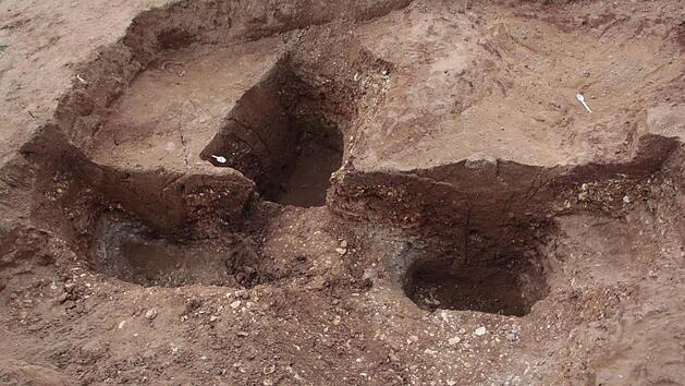 Die dunkleren Erdschichten verraten, wo einst Holzpfähle waren. Alles wird dokumentiert. Foto: Josef Hofbauer