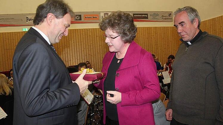 Bei der Verabschiedung von Bürgermeister Klaus Löffler mit der Geistlichkeit Grüning-Göll und Thomas Hauth  Foto: Veronika Schadeck