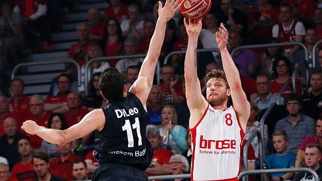 Nach seiner starken Leistung in Bonn war auf Lucca Staiger (r.) abermals Verlass. Mit zwei Dreiern zum Ende des dritten und zu Beginn des vierten Viertels sorgte der treffsichere Distanzsch&uuml;tze daf&uuml;r, dass die Bamberger wieder herankamen.  Fotos: Daniel L&ouml;b