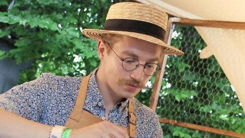 "Königshaupt" alias Oliver Hammerl aus Schonungen ist reisender Friseur ohne festen Laden.  Fotos: Teresa Hirschberg (2), Johannes Schlereth (5)