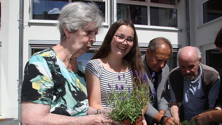 Impressionen vom Besuch der Realschüler im Kulmbacher Awo-Pflegeheim Am Rasen.Dagmar Besand