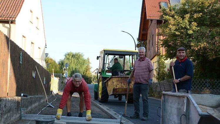 Die zwei Pflasterer Heiko Schärpf (links) und Peter Brell (rechts), die sich abwechselten, dazwischen Hilmar Gensler und Kurt Heid.  Elisabeth Assmann