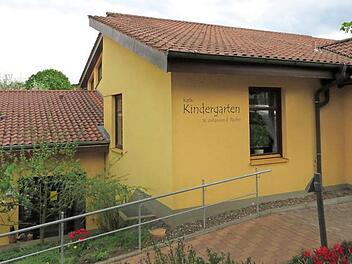 Bald beginnt der Bau: Der Kindergarten wird erweitert und bekommt so 18 neue Plätze. Foto: Monika Schütz