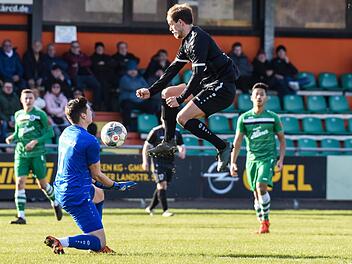 Der F&uuml;hrungstreffer des Sanders Sebastian Wagner (rechts), dem hier der Ansbacher Torh&uuml;ter Sebastian Heid den Ball vom Fu&szlig; nimmt, hatte lange Bestand - am Ende nicht lange genug. Foto: Ryan Evans