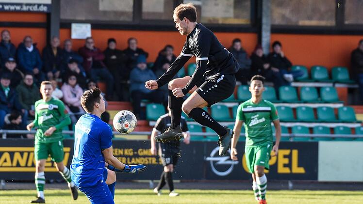 Der F&uuml;hrungstreffer des Sanders Sebastian Wagner (rechts), dem hier der Ansbacher Torh&uuml;ter Sebastian Heid den Ball vom Fu&szlig; nimmt, hatte lange Bestand - am Ende nicht lange genug. Foto: Ryan Evans
